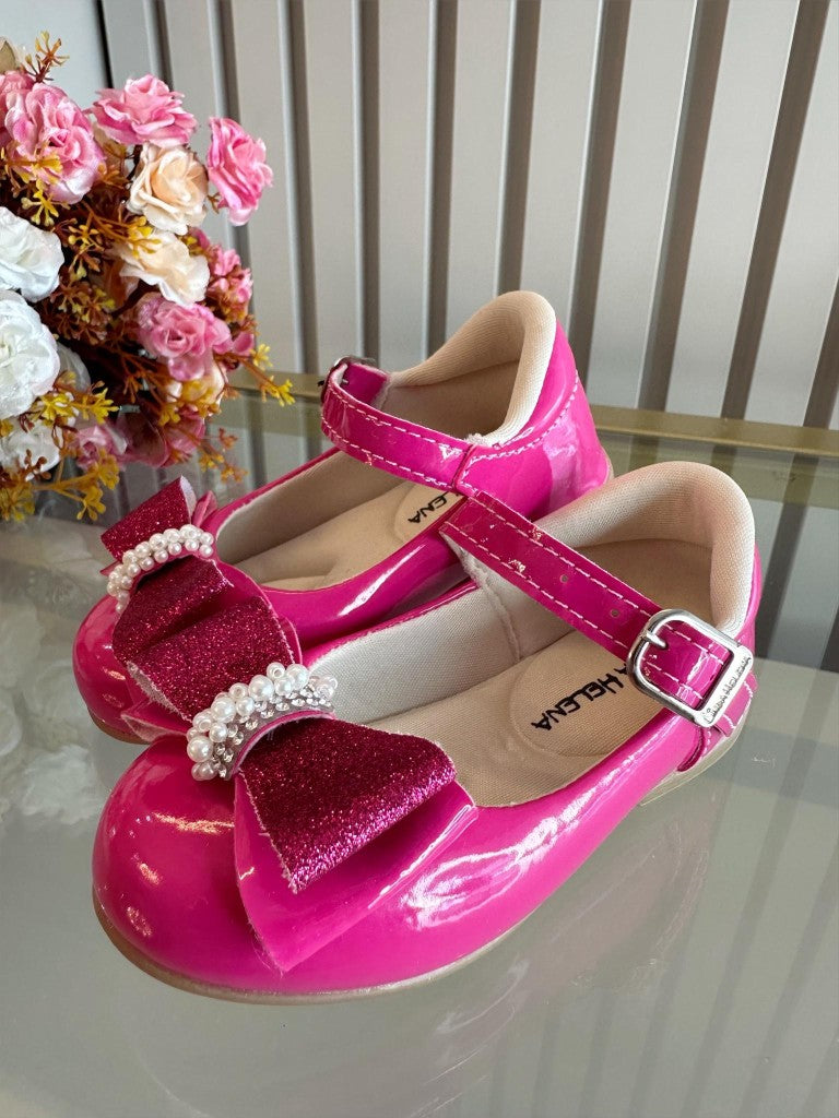 Zapatos de charol rosa con lazo y aplique de diamantes de imitación brillantes
