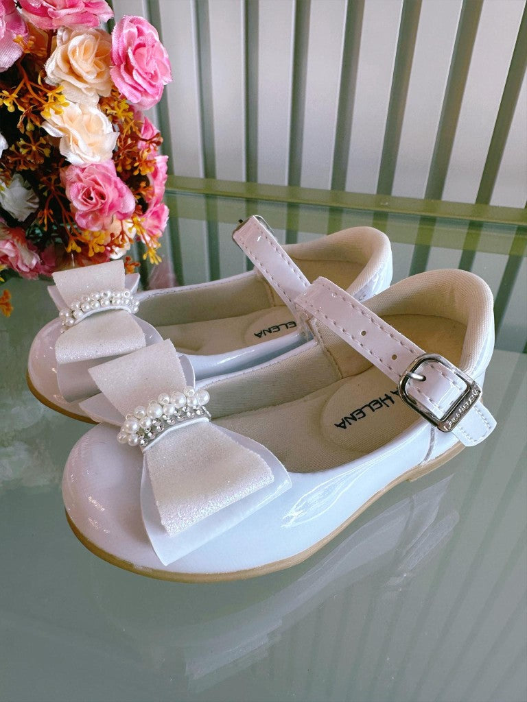 Zapato de charol blanco con lazo y aplique de pedrería brillante