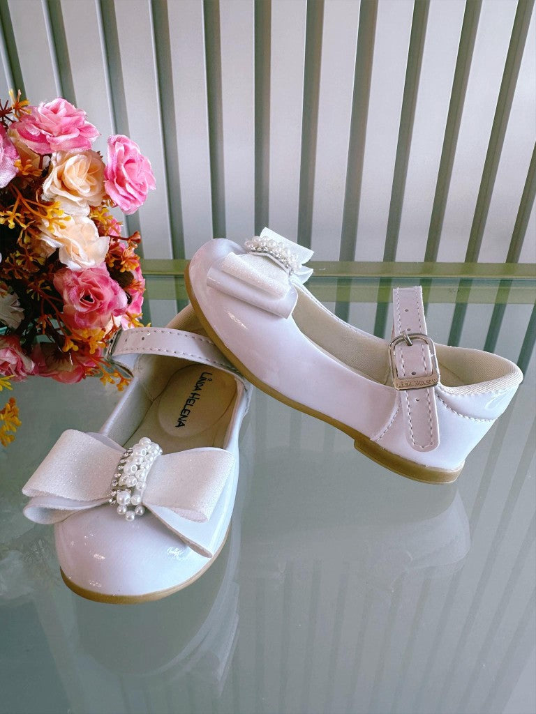 Zapato de charol blanco con lazo y aplique de pedrería brillante