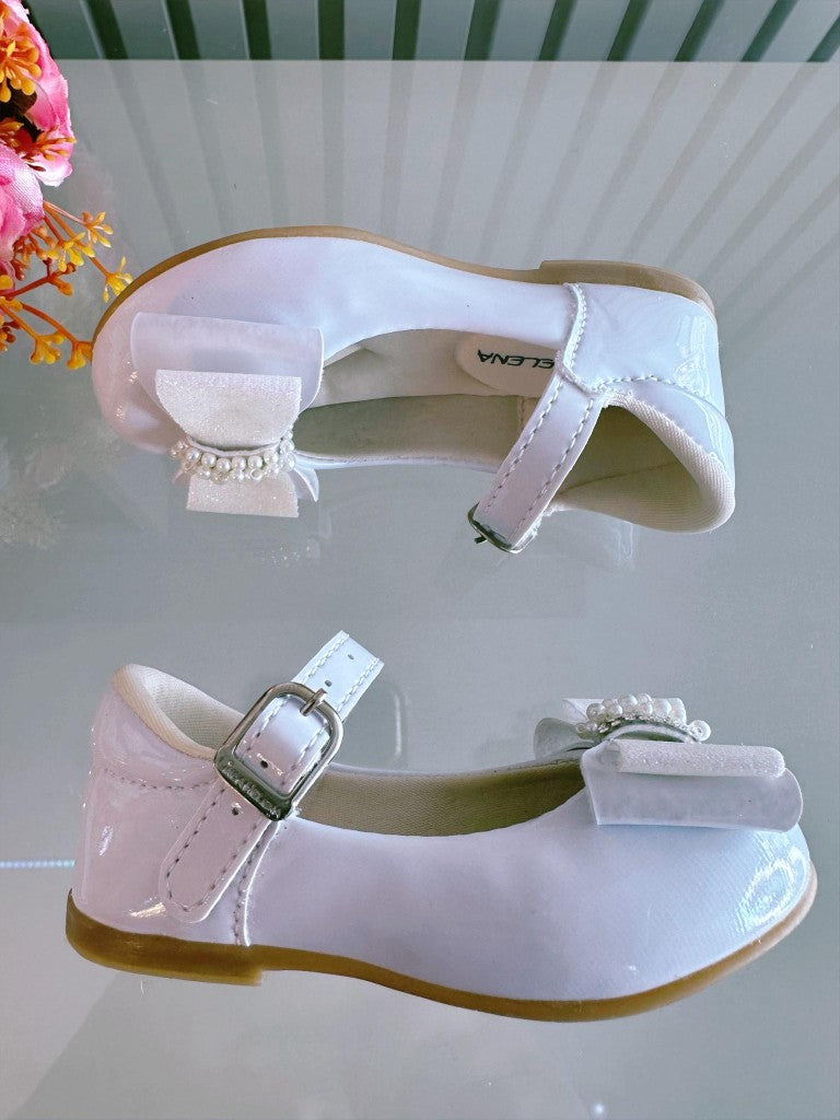 Zapato de charol blanco con lazo y aplique de pedrería brillante