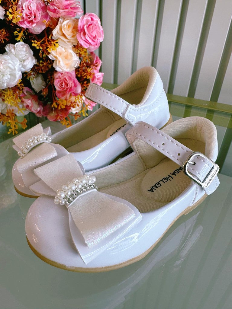 Zapato de charol blanco con lazo y aplique de pedrería brillante