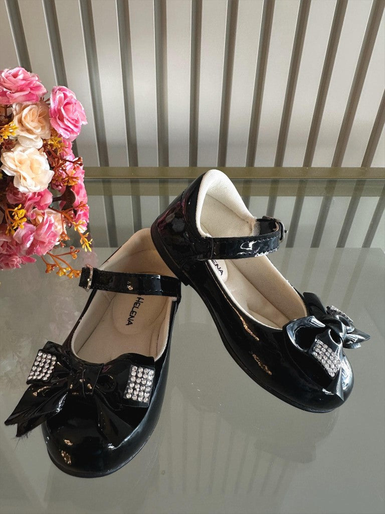 Zapatos de charol negro con lazo y aplique de diamantes de imitación