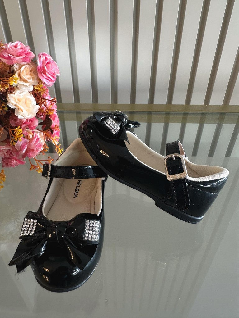 Zapatos de charol negro con lazo y aplique de diamantes de imitación