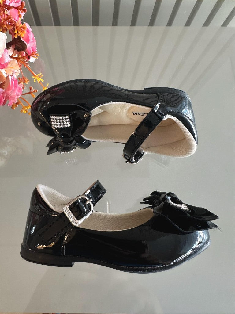 Zapatos de charol negro con lazo y aplique de diamantes de imitación