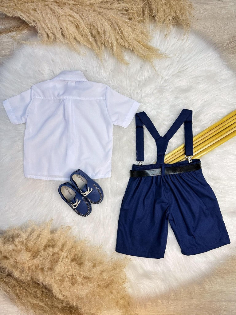 Conjunto de camisa azul marino, corbata, pantalón corto y tirantes