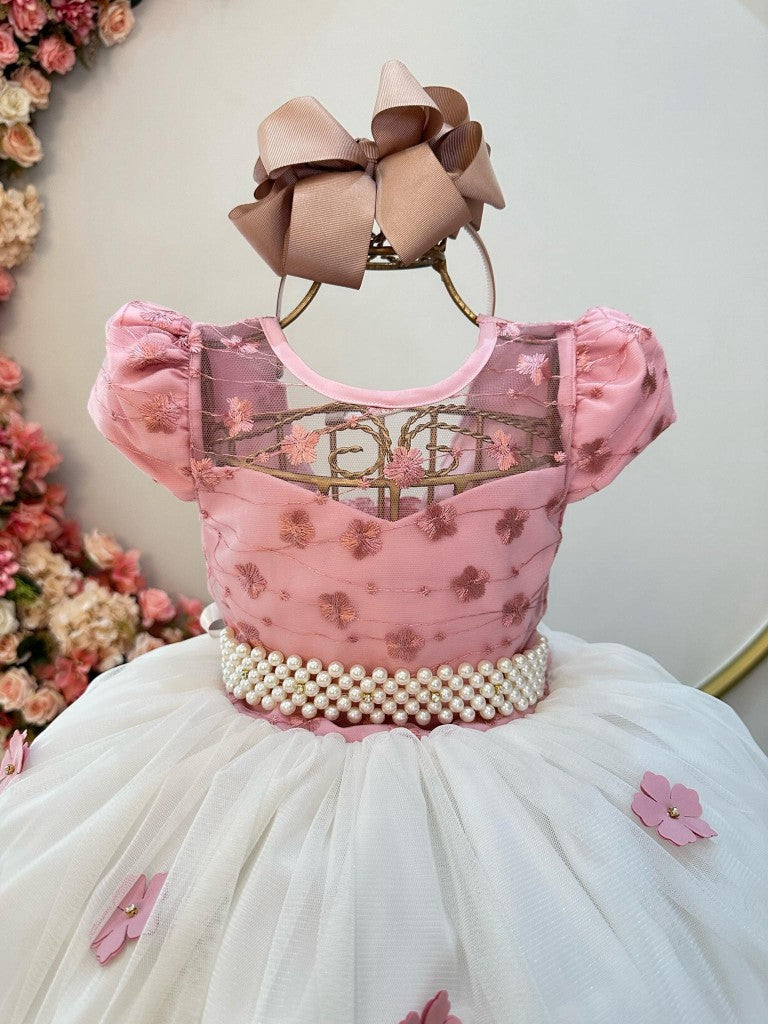 Vestido infantil rosa con falda de hombros descubiertos y aplique de encaje y flores