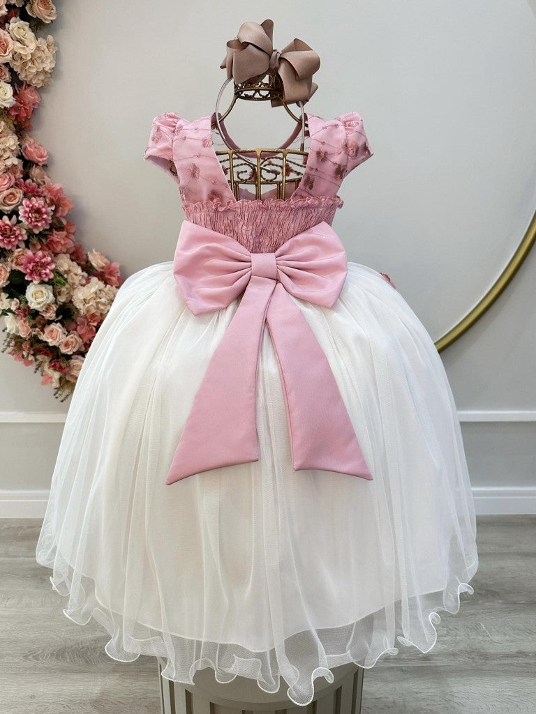 Vestido infantil rosa con falda de hombros descubiertos y aplique de encaje y flores