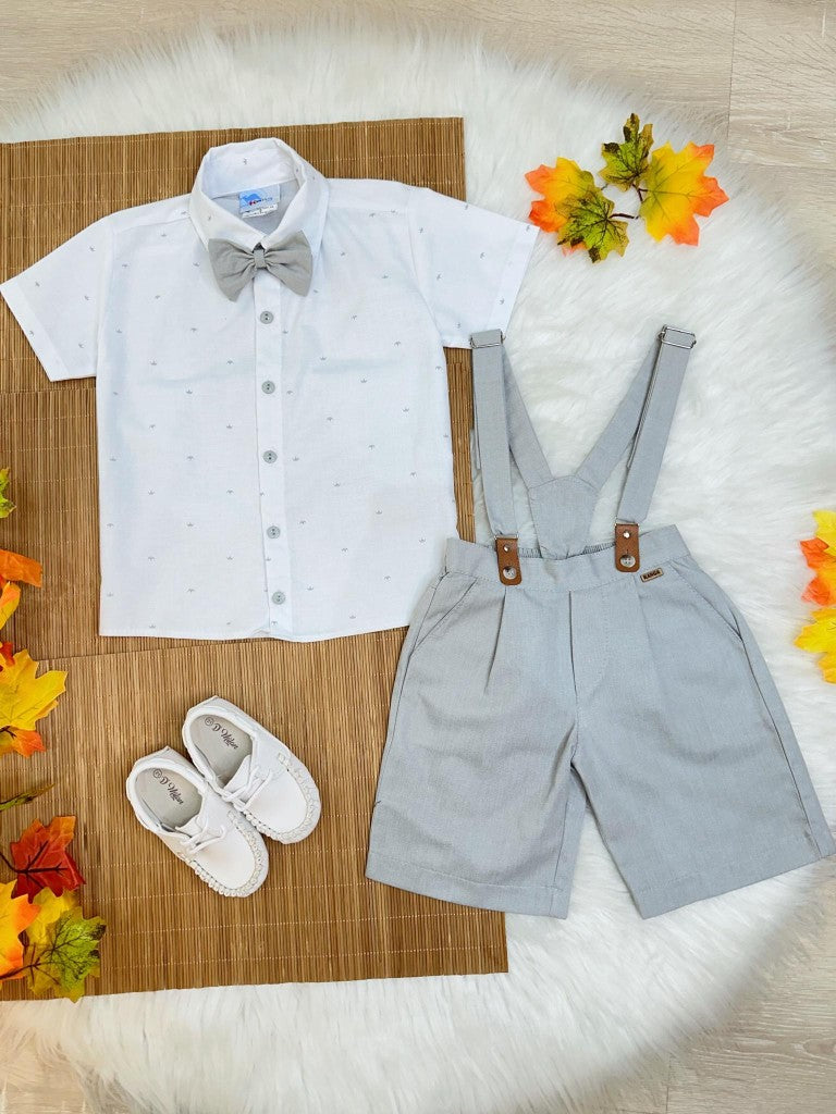 Conjunto de camisa blanca, pantalón corto, corbata y tirantes grises