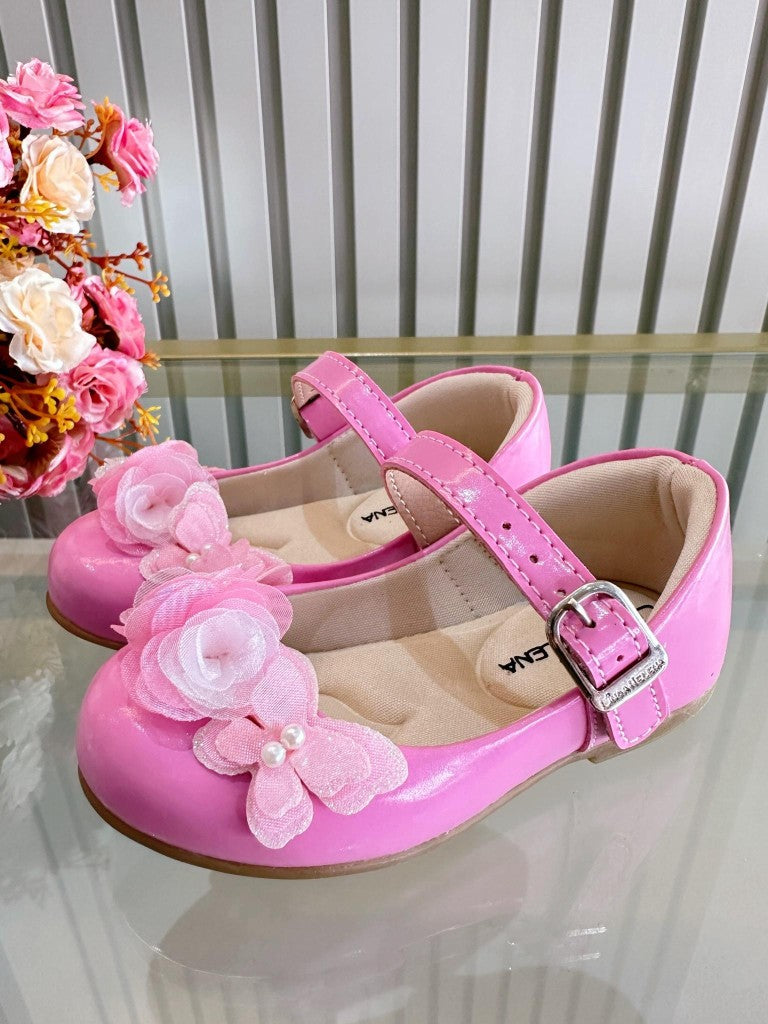Zapatos de charol rosa chicle con aplique de flor de mariposa