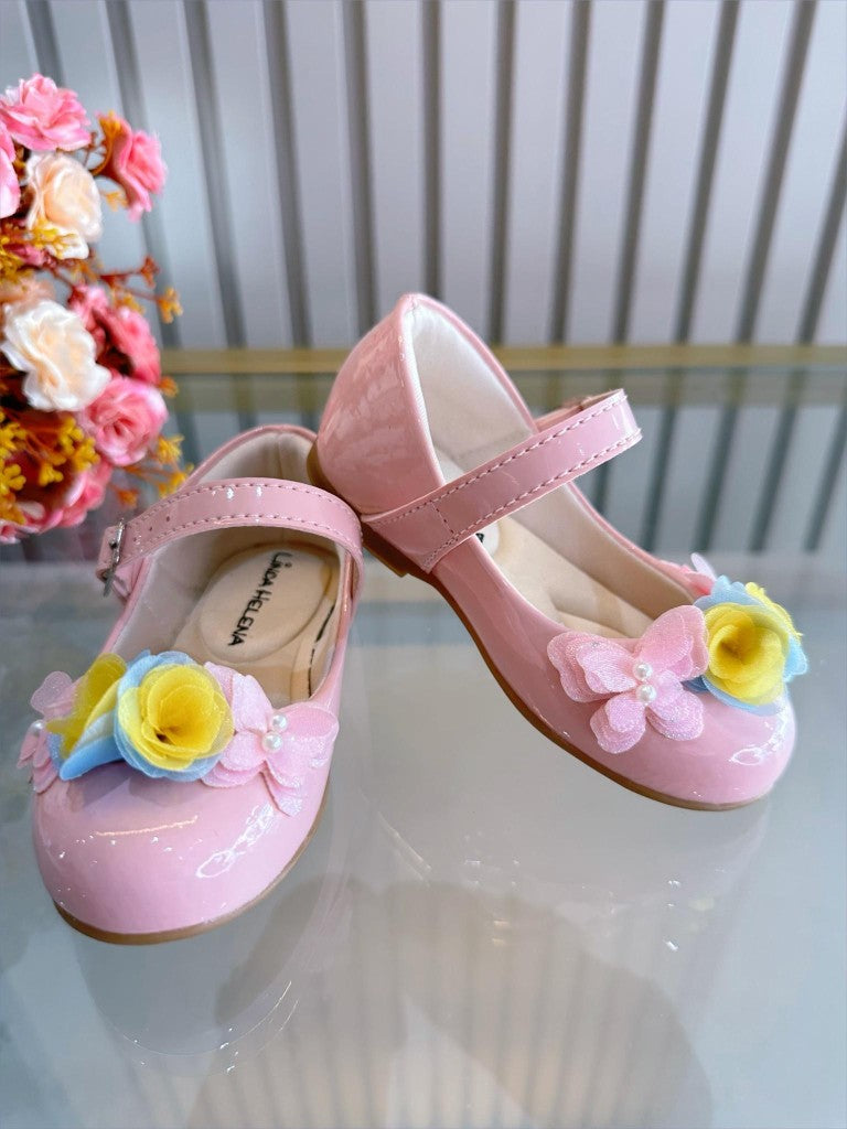 Zapatos de charol rosa con apliques de mariposa y flores