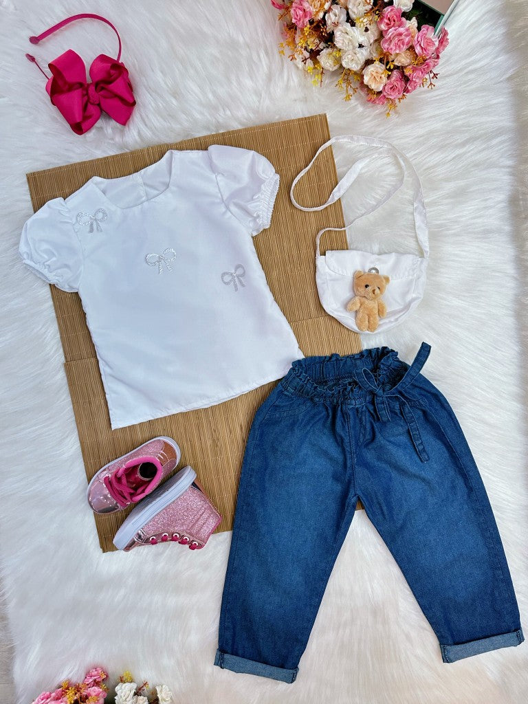 Conjunto infantil con blusa blanca y jeans azules con bolso
