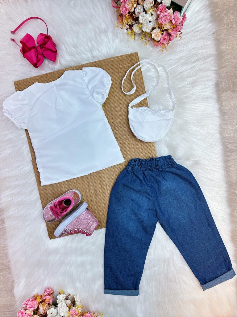 Conjunto infantil con blusa blanca y jeans azules con bolso
