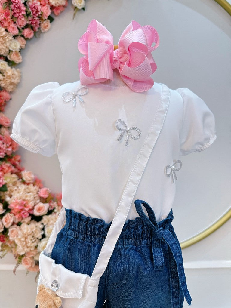 Conjunto infantil con blusa blanca y jeans azules con bolso