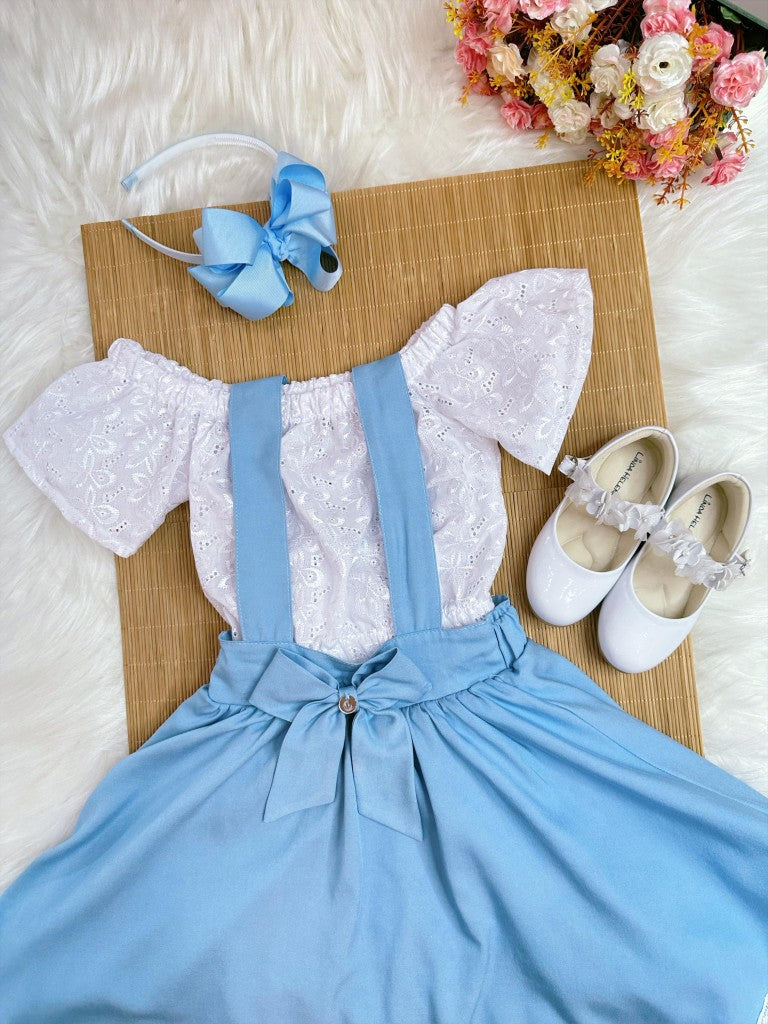 Conjunto de niña: blusa blanca bordada y mono azul claro