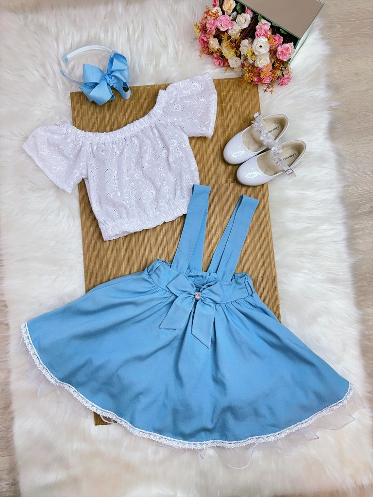 Conjunto de niña: blusa blanca bordada y mono azul claro