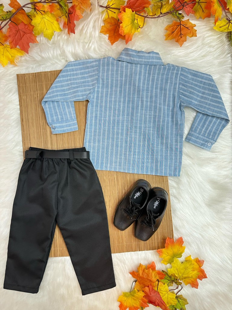 Conjunto infantil: Camisa de rayas azules y pantalón negro con cinturón