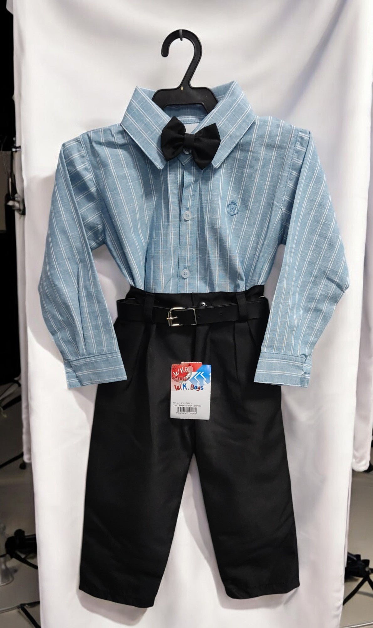 Conjunto infantil: Camisa de rayas azules y pantalón negro con cinturón