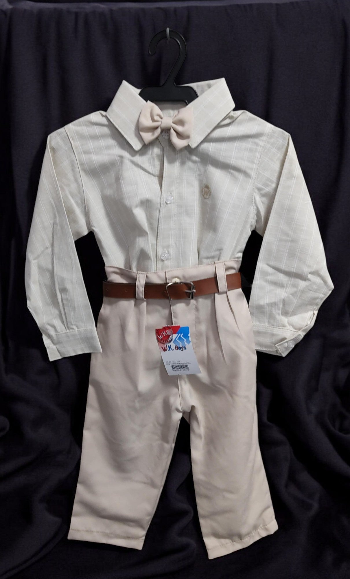 Conjunto Infantil: Camisa de Rayas y Pantalón Beige con Cinturón