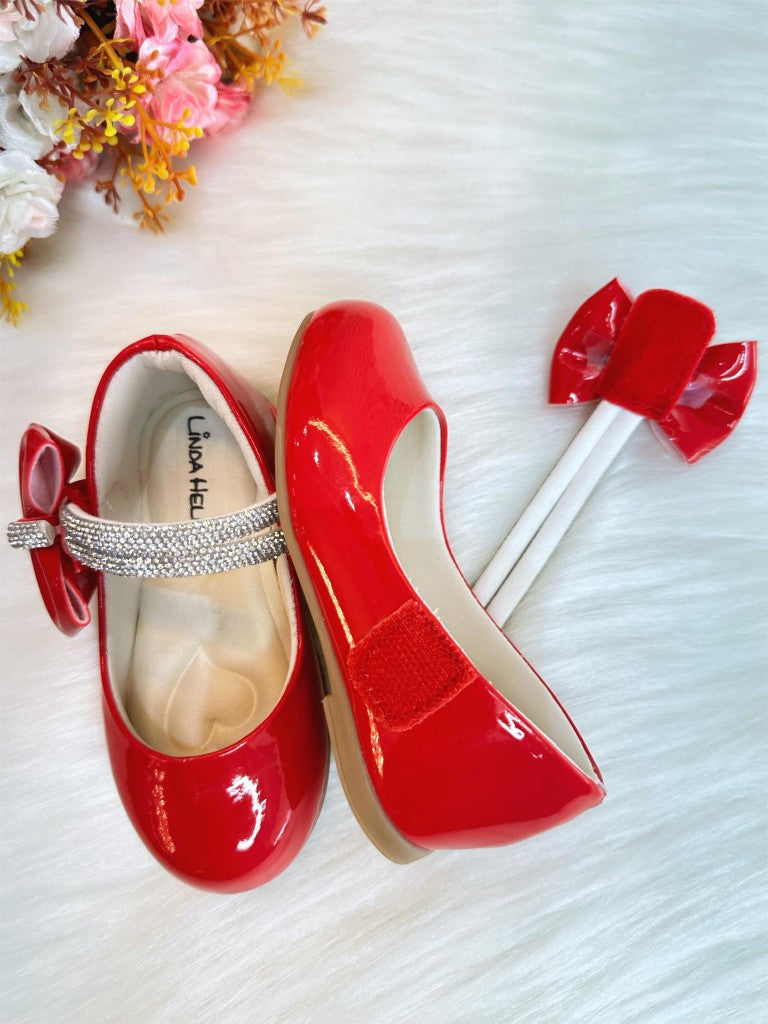 Zapato de charol rojo con lazo y tiras de diamantes de imitación