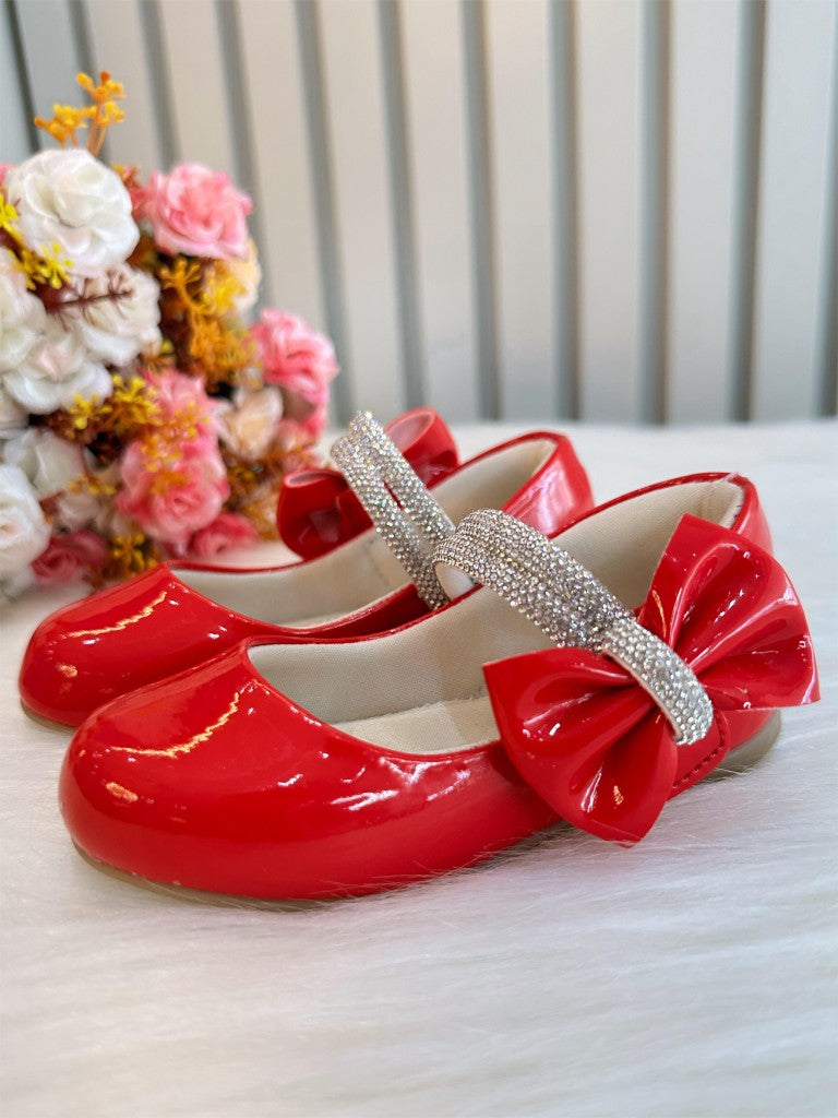 Zapato de charol rojo con lazo y tiras de diamantes de imitación
