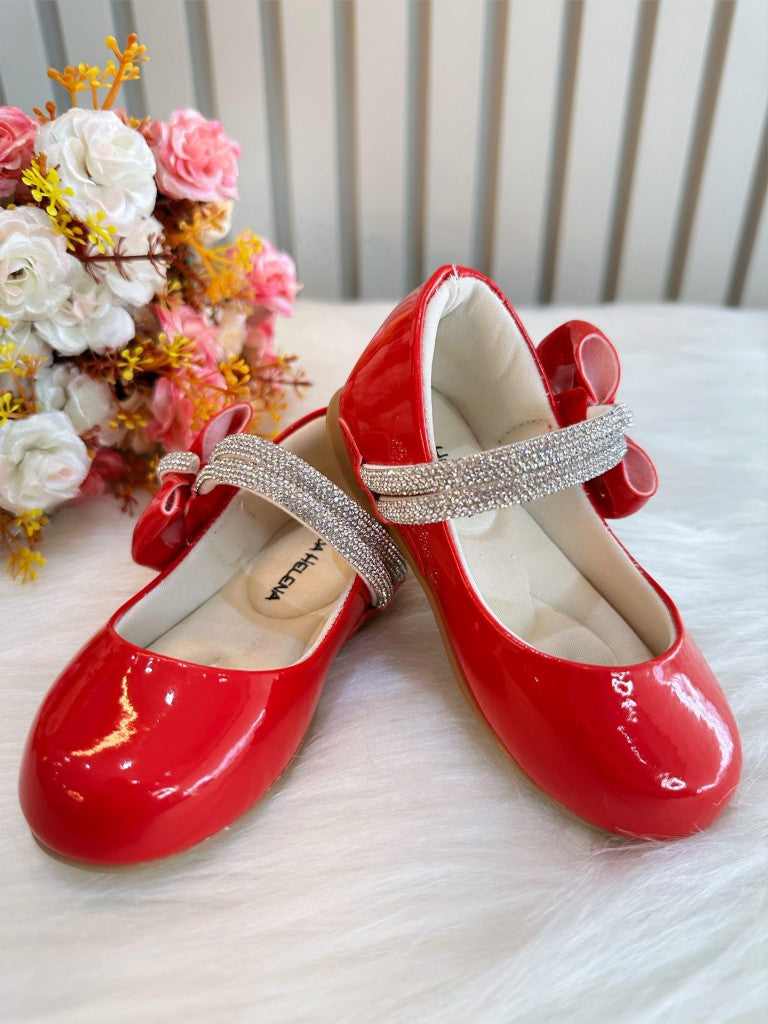 Zapato de charol rojo con lazo y tiras de diamantes de imitación