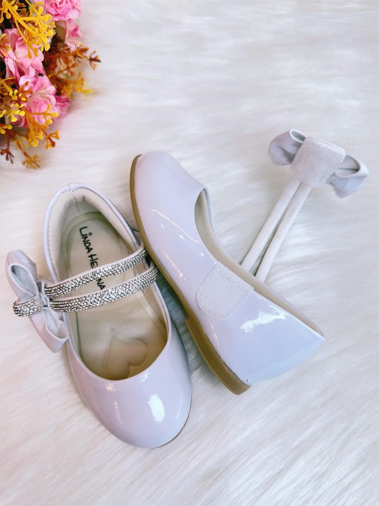 Zapato de charol blanco con lazo y tiras de pedrería
