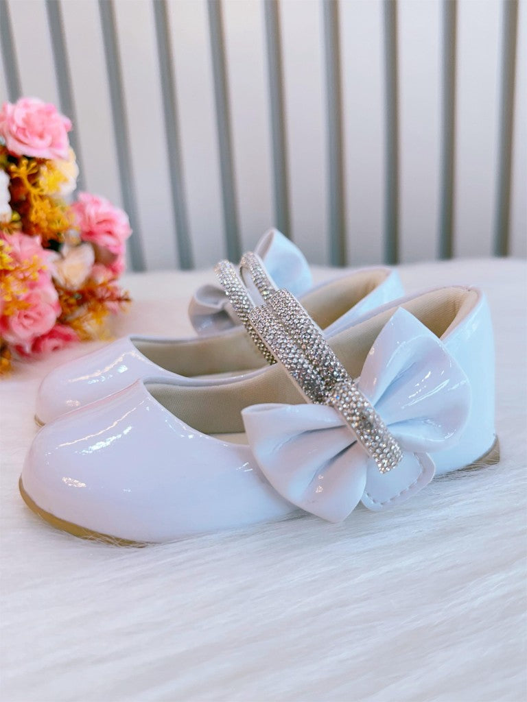 Zapato de charol blanco con lazo y tiras de pedrería