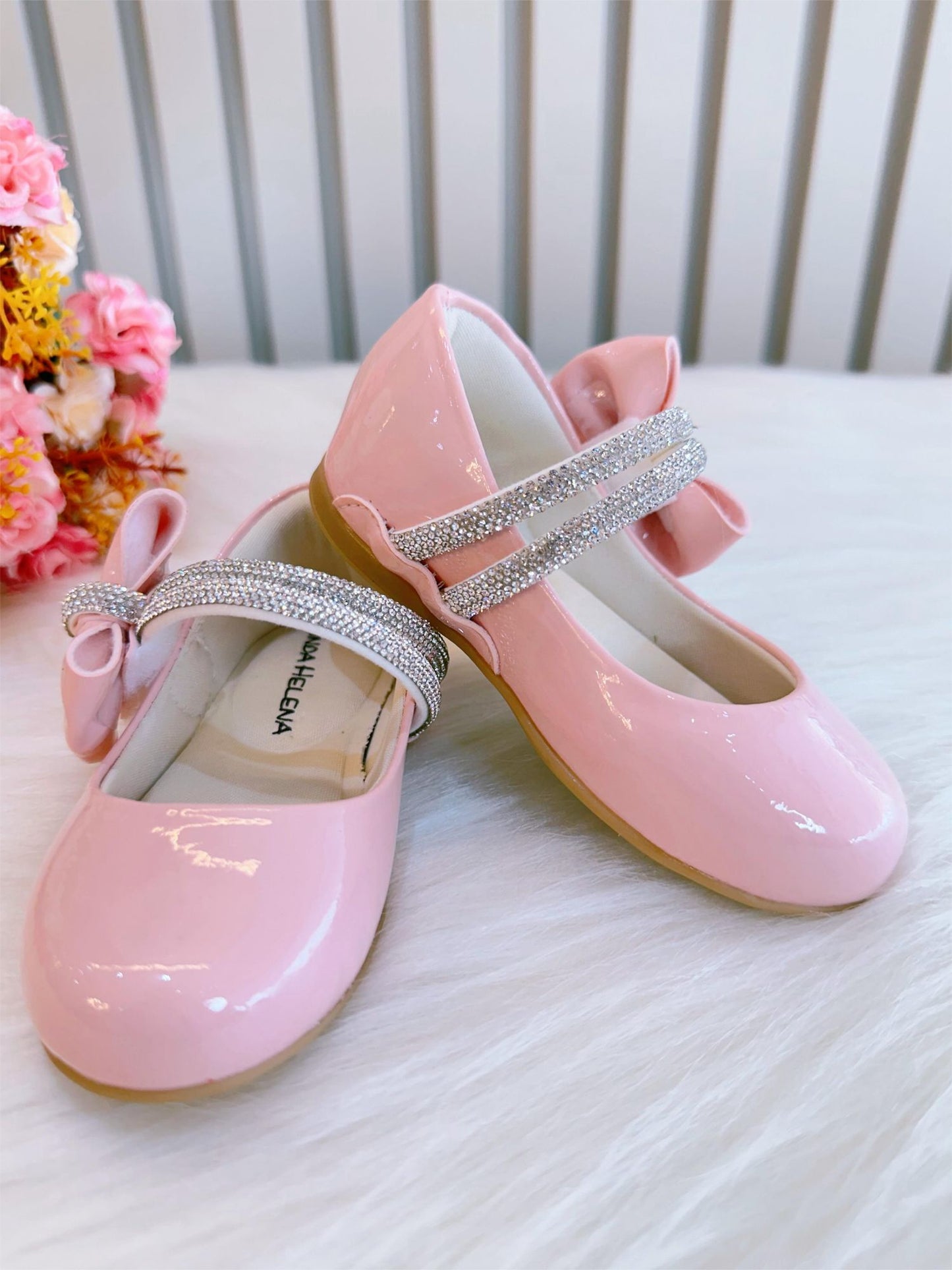 Zapato de charol rosa con lazo y tiras de diamantes de imitación