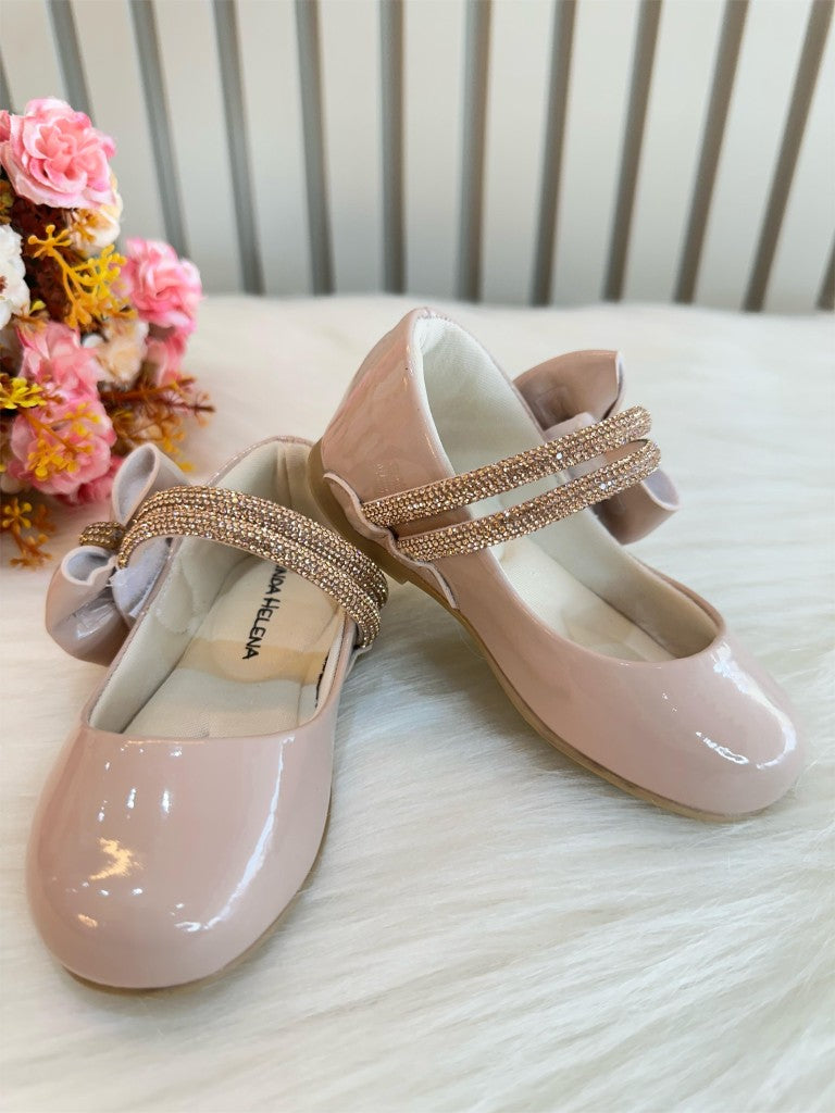 Zapatos de salón de charol color piel con lazo y tiras de diamantes de imitación