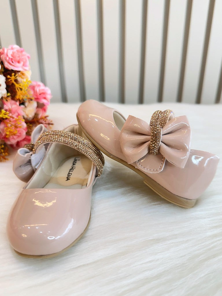 Zapatos de salón de charol color piel con lazo y tiras de diamantes de imitación