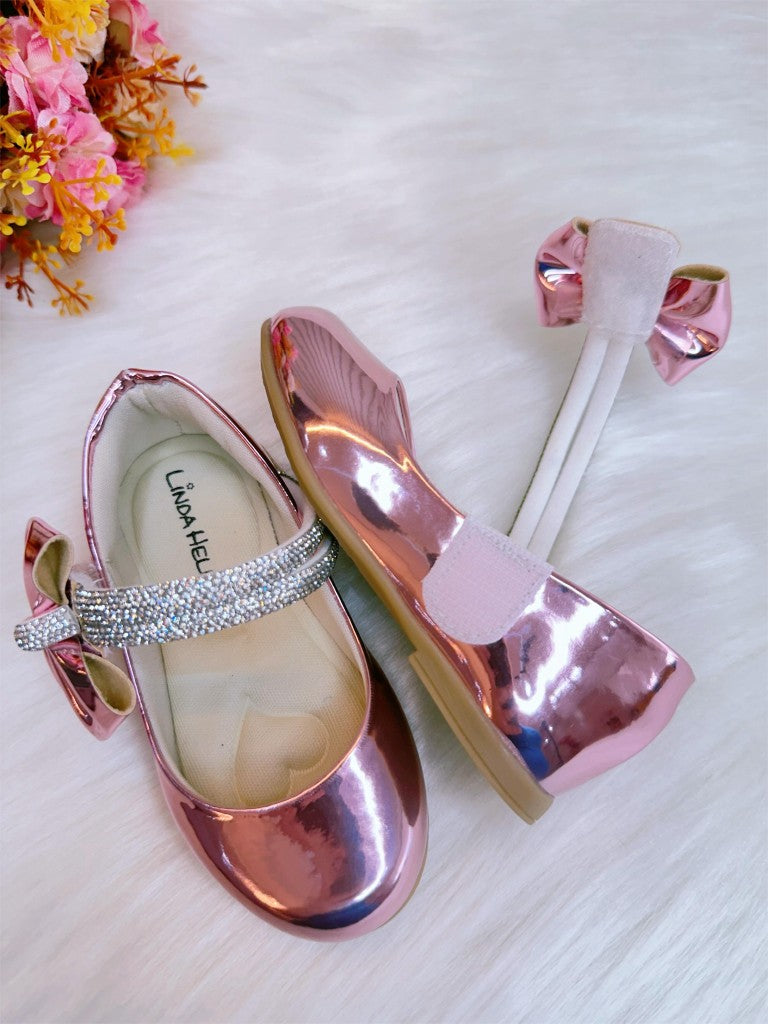 Zapato rosa metalizado con lazo y tiras de diamantes de imitación