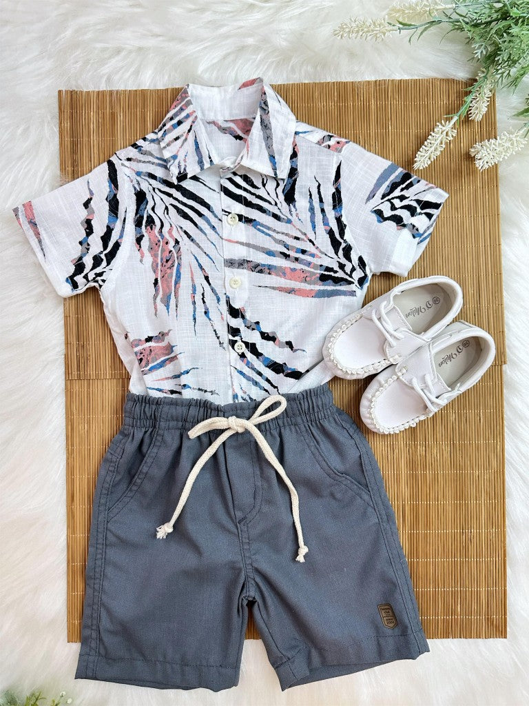 Conjunto de camisa blanca estampada y bermudas grises con cordón ajustable