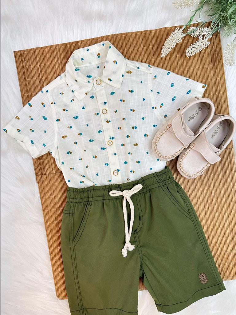 Conjunto de camisa color marfil y bermudas con cordón verde musgo