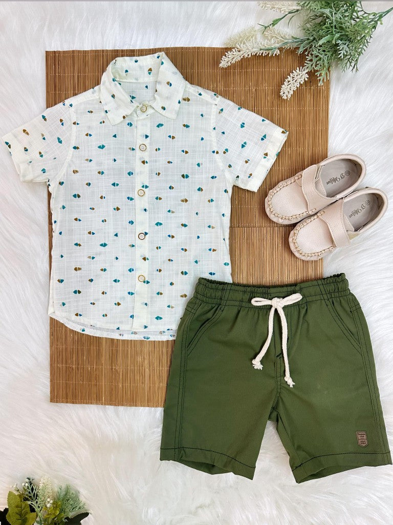 Conjunto de camisa color marfil y bermudas con cordón verde musgo