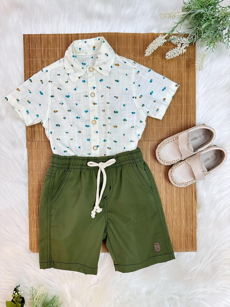 Conjunto de camisa color marfil y bermudas con cordón verde musgo