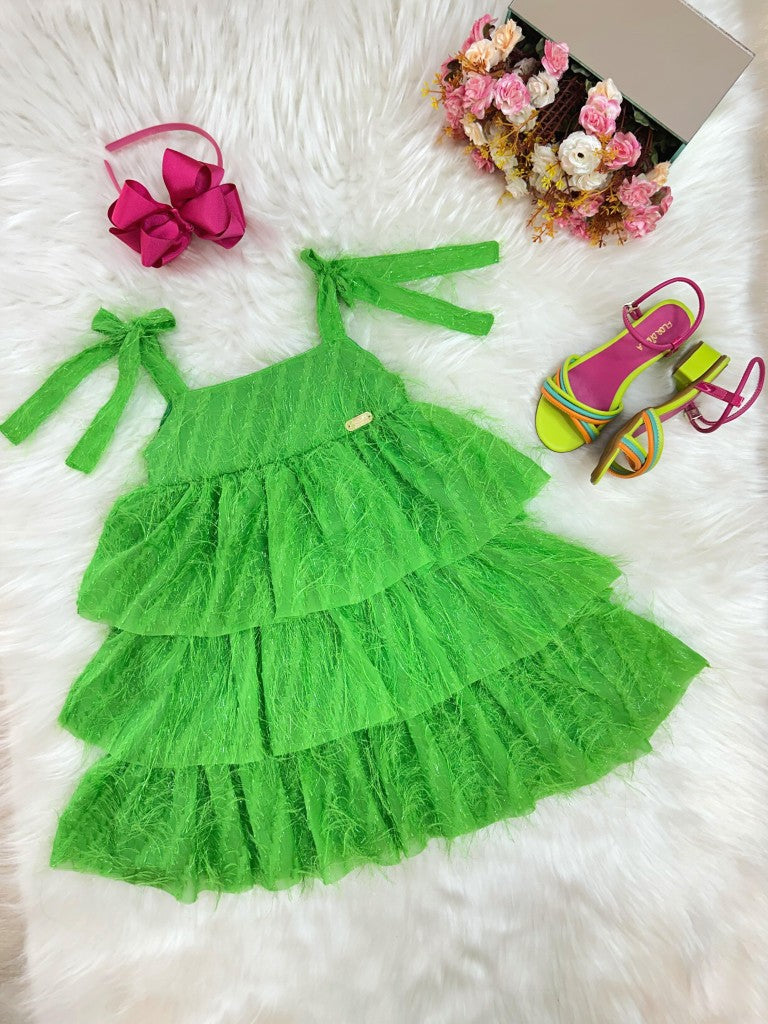 Vestido infantil verde con tirantes y plumas de lujo