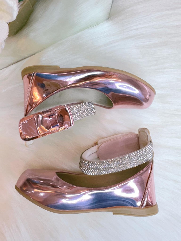 Zapato rosa metalizado con tiras de diamantes de imitación y aplique de lazo
