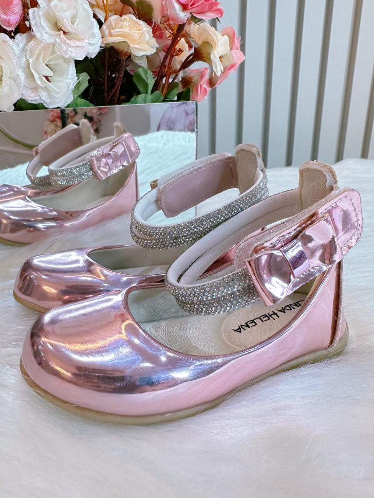 Zapato rosa metalizado con tiras de diamantes de imitación y aplique de lazo