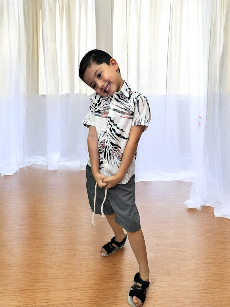 Conjunto de camisa blanca estampada y bermudas grises con cordón ajustable