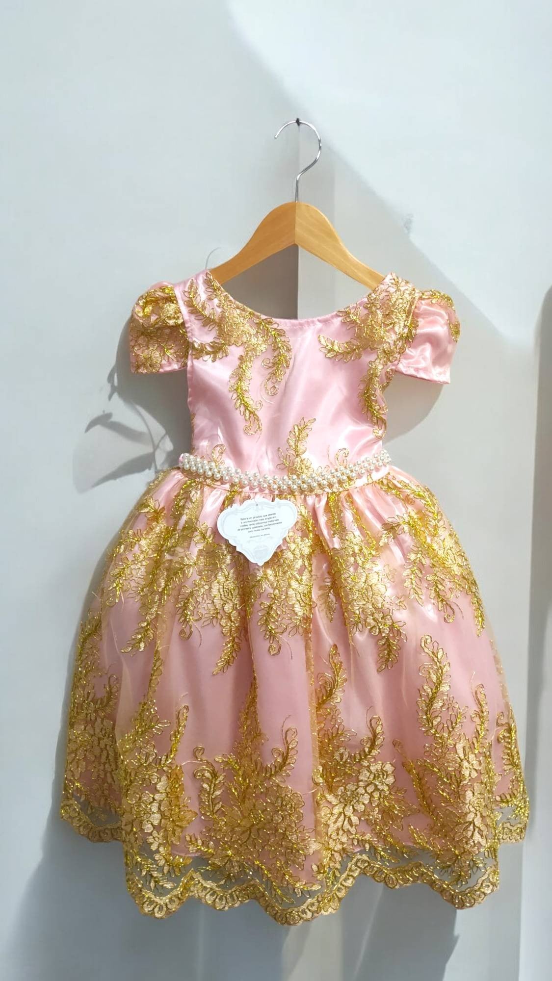 Vestido infantil rosa con encaje real dorado y perlas