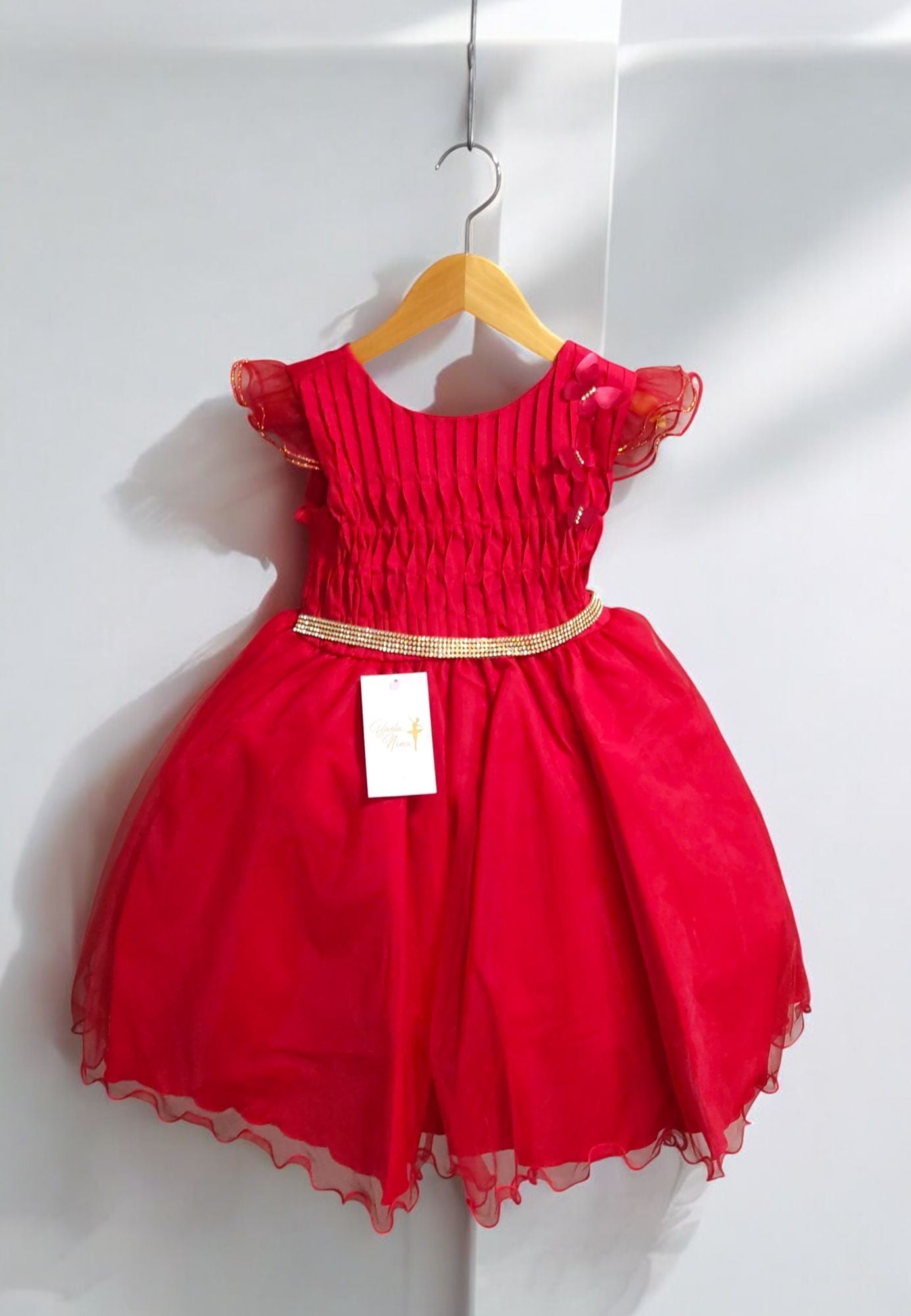 Vestido infantil rojo con busto plisado y falda de organza para fiestas