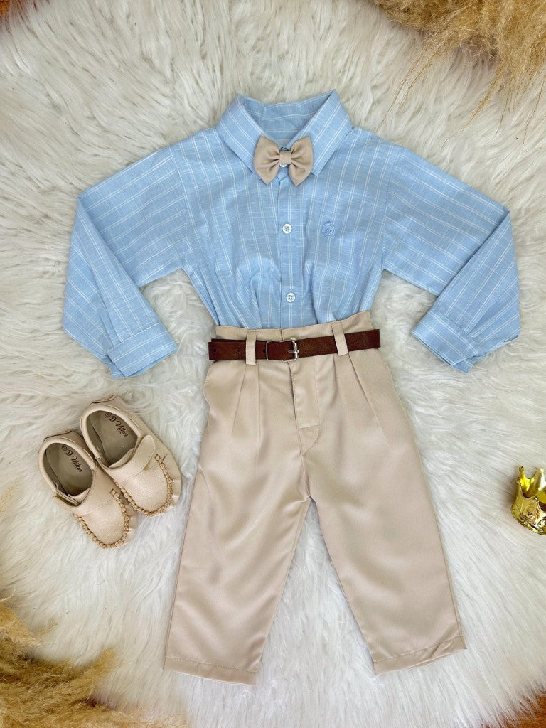 Conjunto Infantil: Camisa de Rayas Azules y Pantalón Beige con Cinturón