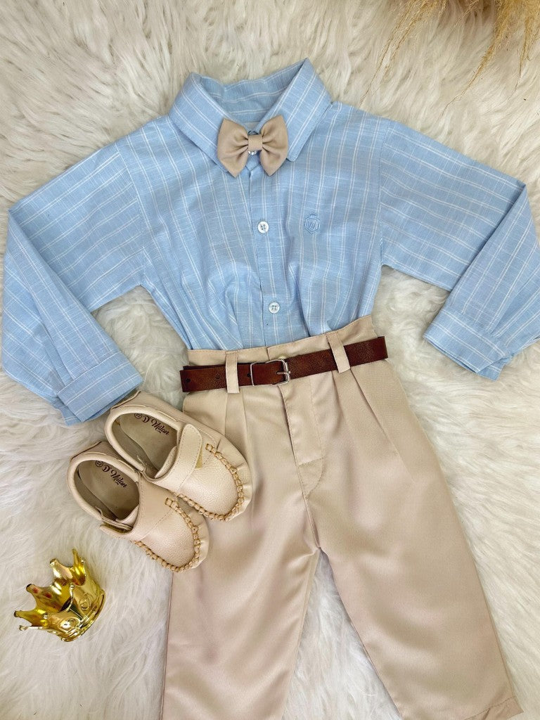 Conjunto Infantil: Camisa de Rayas Azules y Pantalón Beige con Cinturón