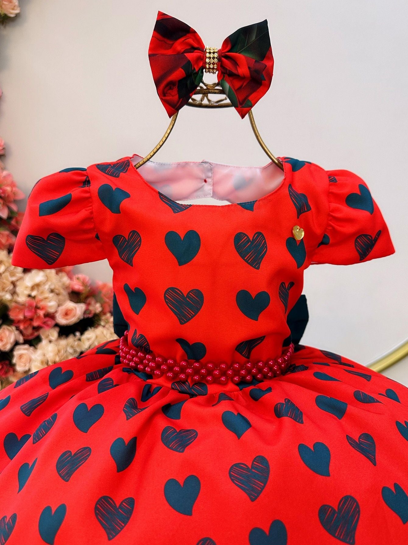 Vestido infantil rojo con lazo de corazones y rosas para fiestas