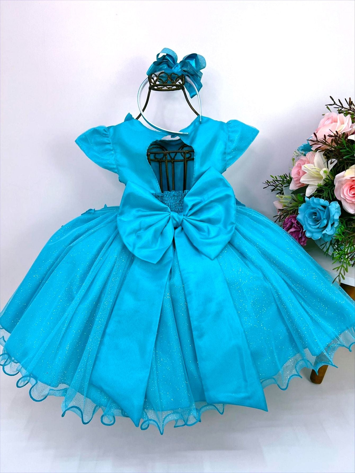 Vestido infantil verde con apliques de encaje y mariposas y flores