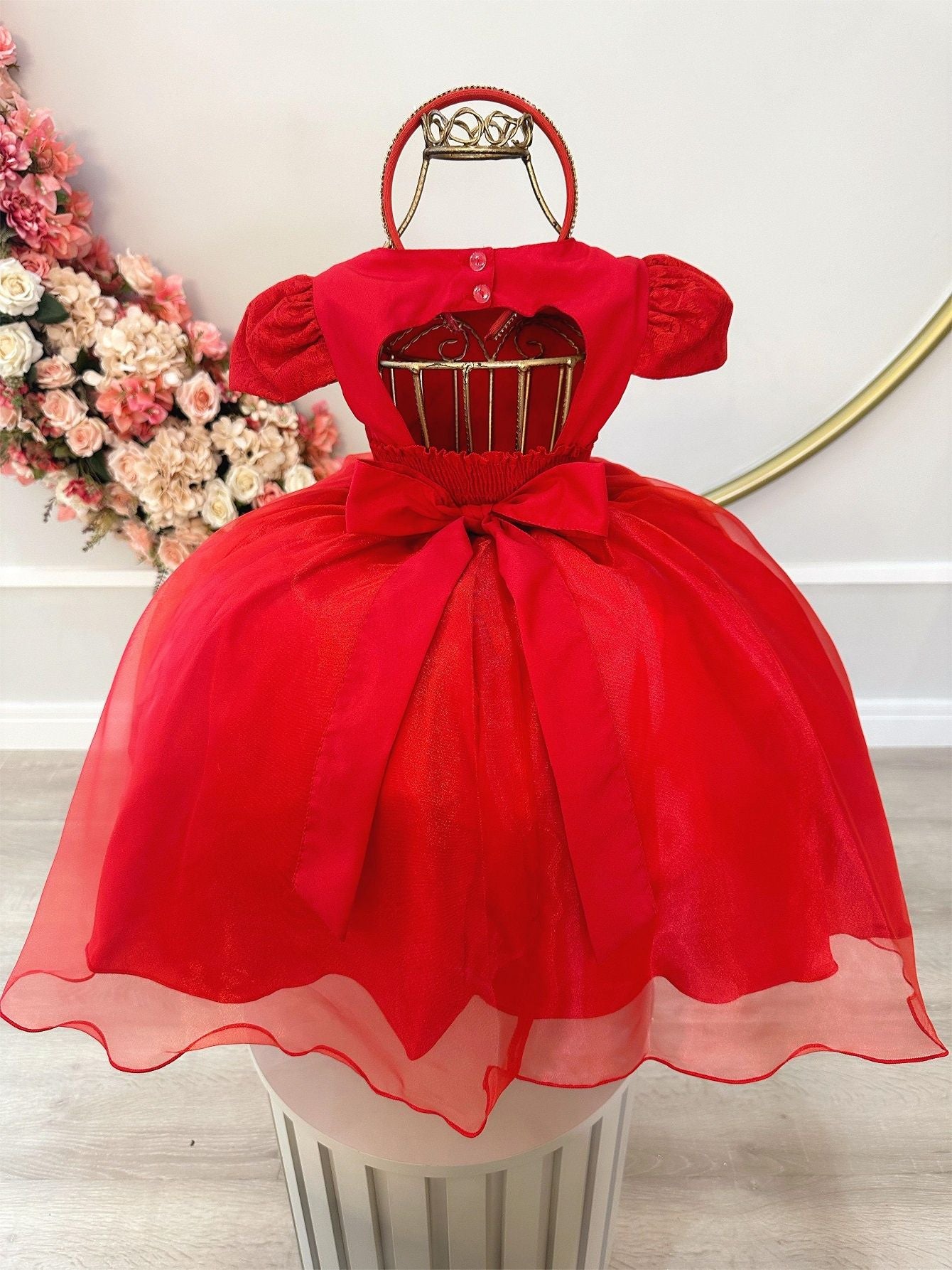 Vestido infantil rojo con encaje de lujo, cinturón de perlas y tiara
