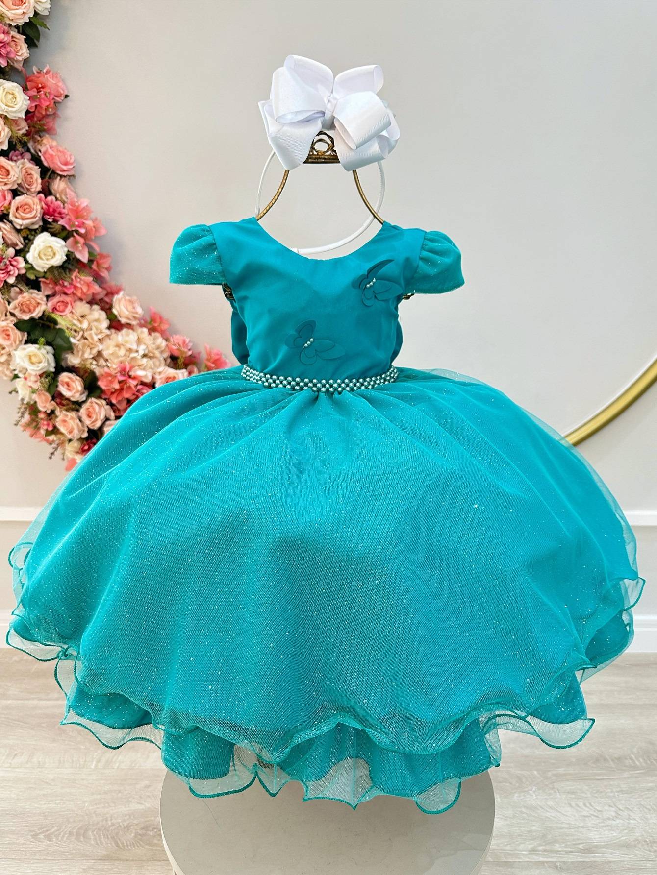 Vestido infantil verde con apliques de mariposas brillantes