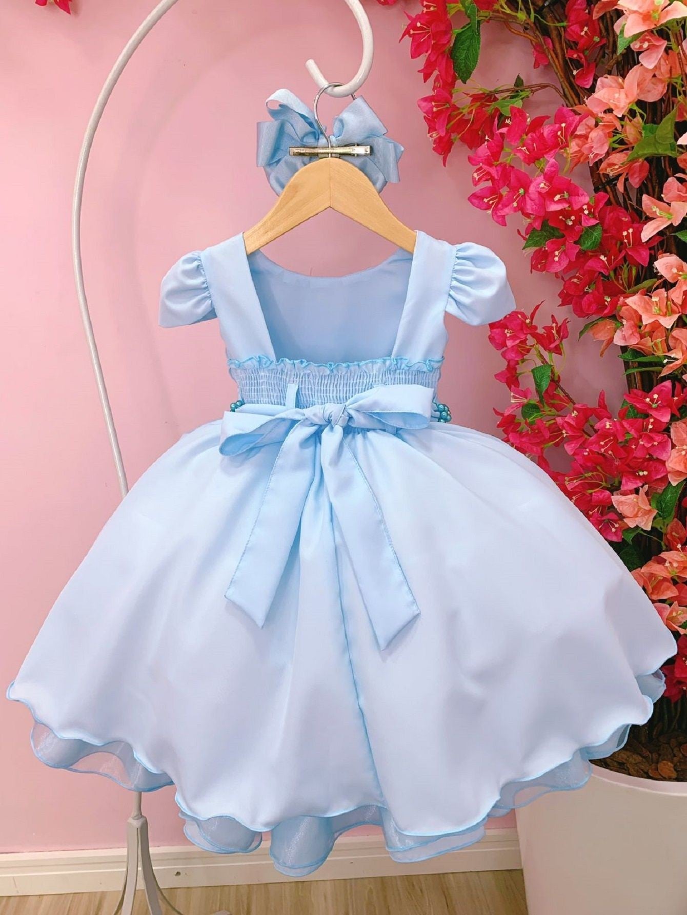 Vestido infantil azul bebé con pecho acanalado y cinturón de perlas