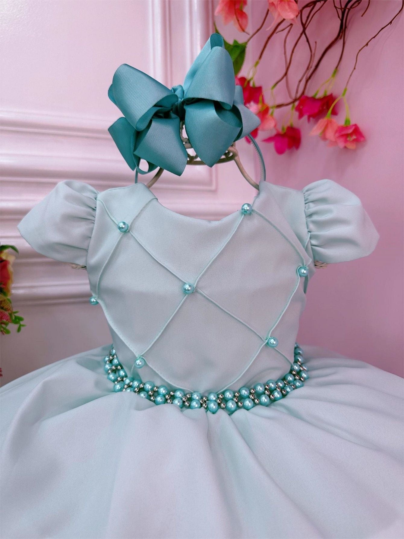 Vestido infantil verde claro con cinturón de perlas para bodas