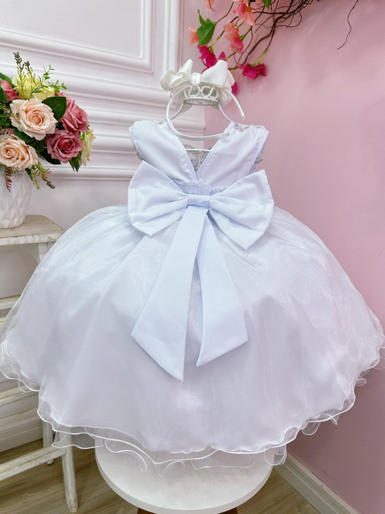 Vestido infantil blanco con encaje y cinturón de perlas